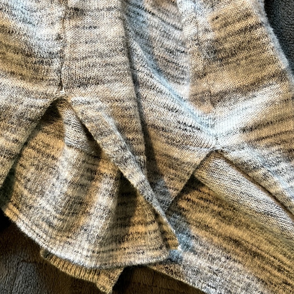 GAP Lightweight High-Low Sweater - Picture 7 of 7